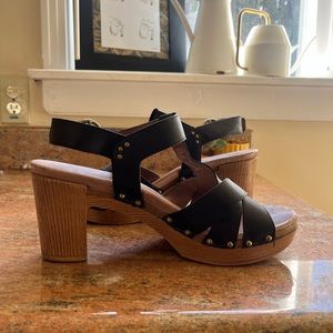 Super comfy dansko heels size 40 (9.5-10). Black with brass hardware.